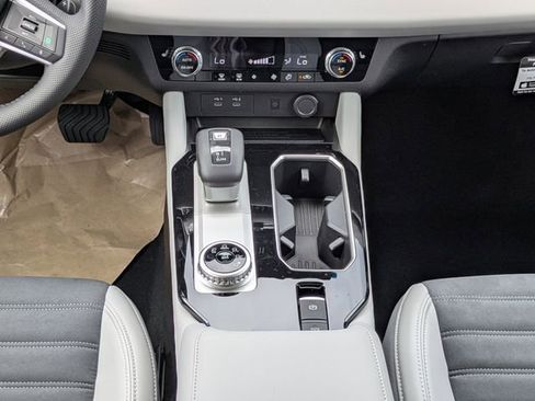 New 2025 Mitsubishi Outlander SE image 18