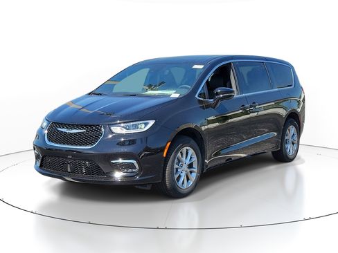 New 2026 Chrysler Pacifica Limited w/ Trailer Tow Group image 3