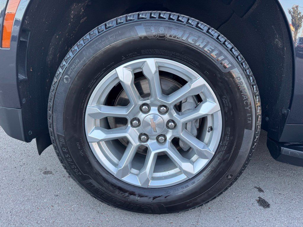 Used 2025 Chevrolet Suburban LT AWD/4WD image 32