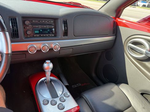 Used 2004 Chevrolet SSR w/ Preferred Equipment Group RWD image 27