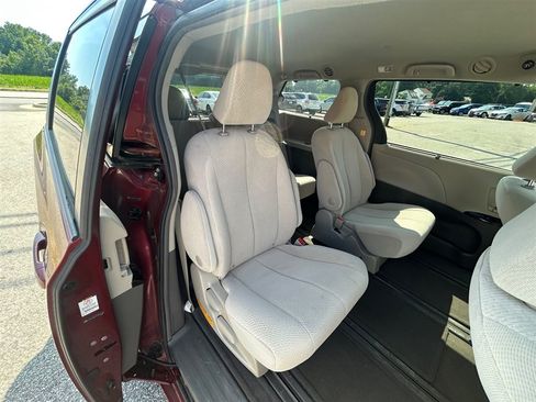 Used 2012 Toyota Sienna LE w/ Towing Pkg AWD/4WD image 26