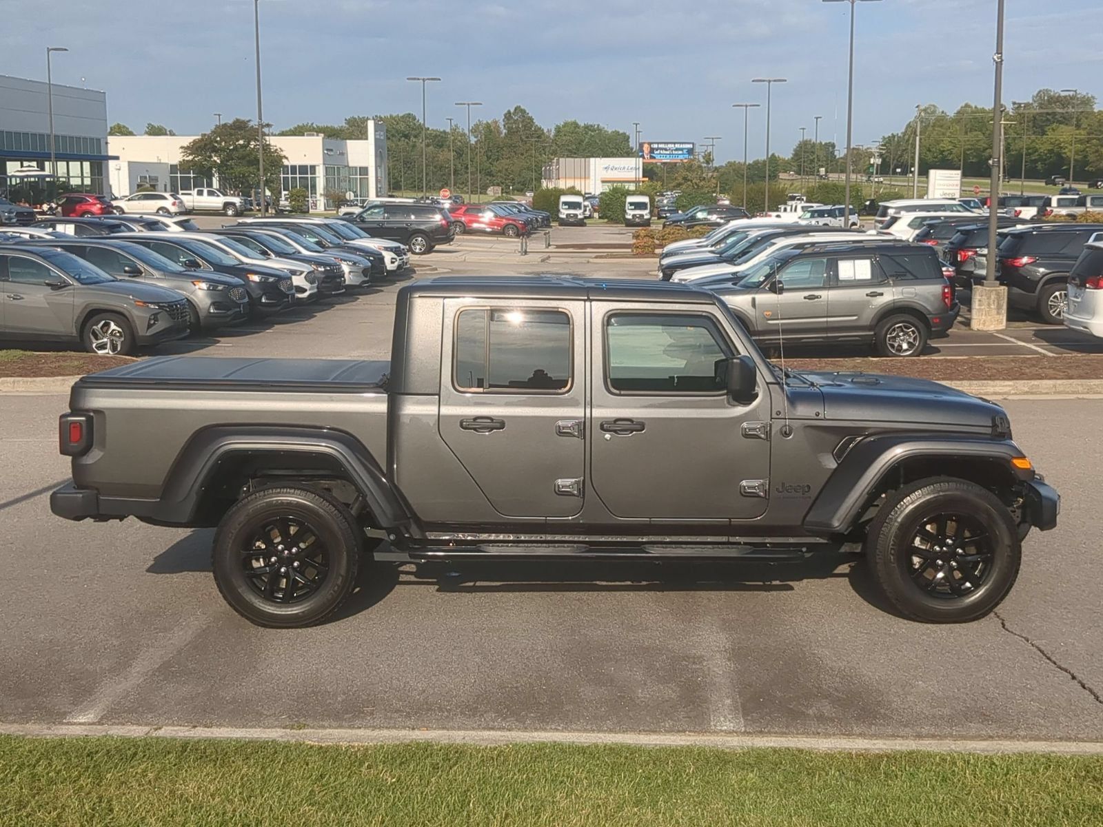 Used 2021 Jeep Gladiator Sport AWD/4WD image 2