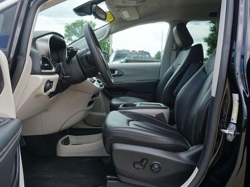 Used 2024 Chrysler Pacifica Touring-L FWD image 21