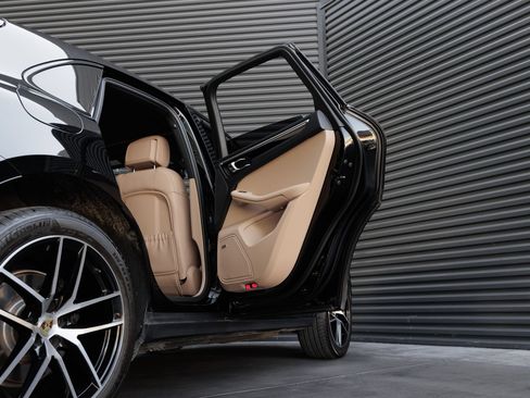 Certified 2026 Porsche Macan AWD/4WD image 31