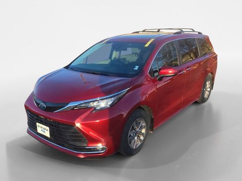 Used 2022 Toyota Sienna XLE image 24
