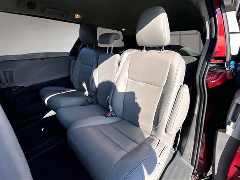 Used 2020 Toyota Sienna XLE Premium image 25