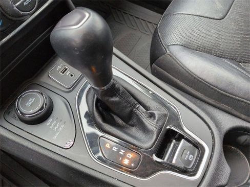 Used 2020 Jeep Cherokee Limited image 20