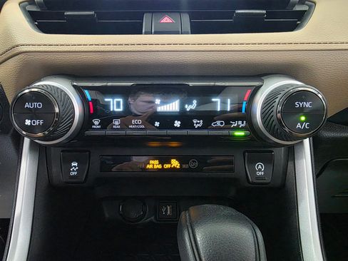 Used 2025 Toyota RAV4 XLE AWD/4WD image 19