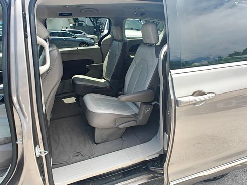 Used 2017 Chrysler Pacifica Touring-L FWD image 12