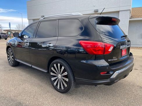Used 2017 Nissan Pathfinder SV image 3