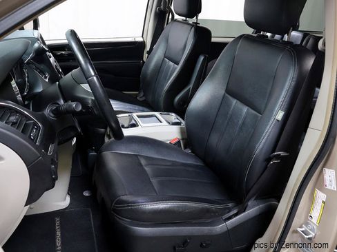 Used 2015 Chrysler Town & Country Touring FWD image 11