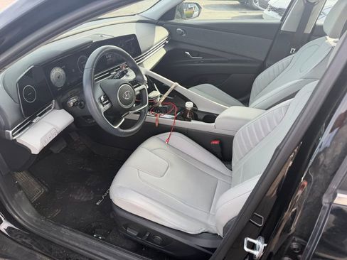 Used 2023 Hyundai Elantra Limited FWD image 4