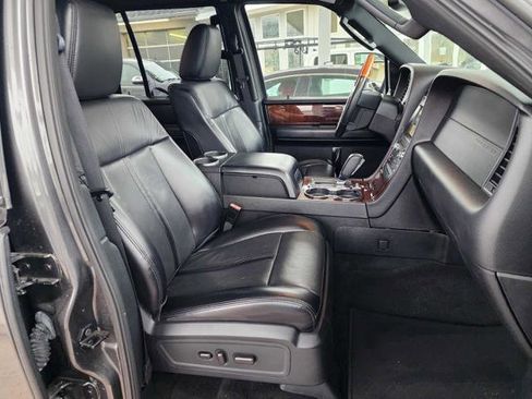 Used 2017 Lincoln Navigator Select image 23