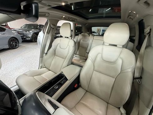 Used 2018 Volvo XC60 T6 Momentum w/ Advanced Package image 12