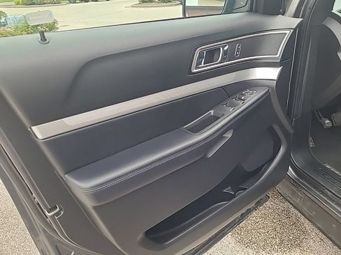 Used 2017 Ford Explorer XLT w/ Equipment Group 202A AWD/4WD image 12