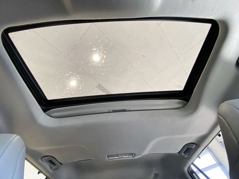 Used 2022 Toyota Highlander XLE AWD/4WD image 25