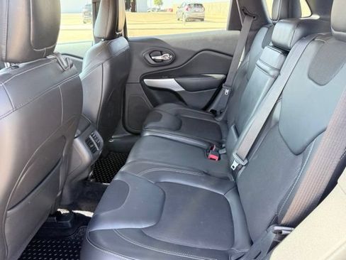 Used 2018 Jeep Cherokee Latitude Plus w/ Comfort/Convenience Group FWD image 16