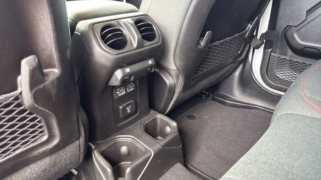Used 2025 Jeep Wrangler Unlimited Rubicon AWD/4WD image 23