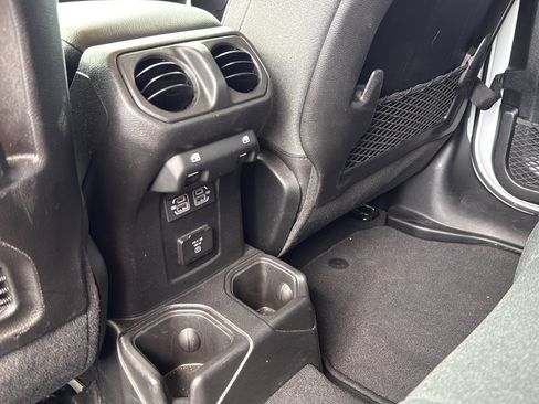 Used 2025 Jeep Wrangler Unlimited Rubicon AWD/4WD image 23