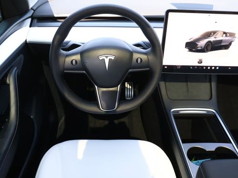 Used 2025 Tesla Model Y Performance image 10