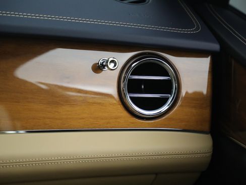 Certified 2024 Bentley Bentayga Extended Wheelbase image 28