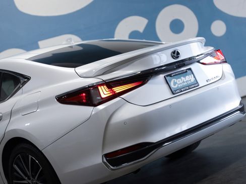 Used 2024 Lexus ES 300h w/ Premium Package image 39