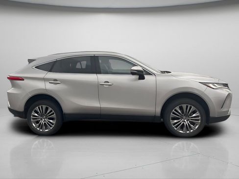 Used 2024 Toyota Venza XLE image 3