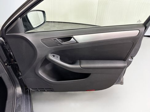 Used 2013 Volkswagen Jetta SE image 28
