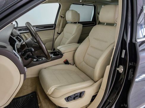 Used 2017 Volkswagen Touareg Executive AWD/4WD image 31