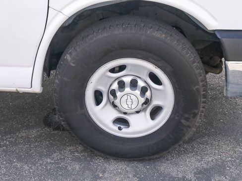 Used 2014 Chevrolet Express 2500 RWD image 5