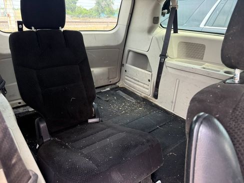 Used 2016 Dodge Grand Caravan American Value Package w/ UConnect Hands-Free Group FWD image 13