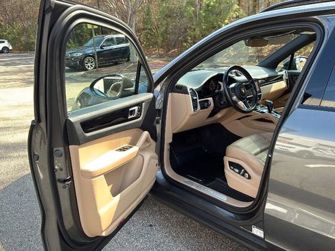 Used 2020 Porsche Cayenne image 14