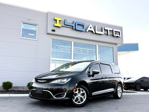 Used 2020 Chrysler Pacifica Limited image 1