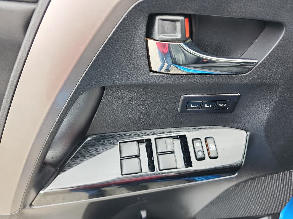 Used 2018 Toyota RAV4 Limited FWD image 22