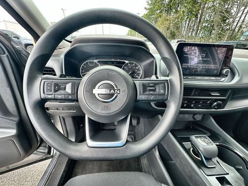 Used 2023 Nissan Rogue S image 11