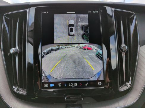 Used 2025 Volvo XC60 B5 Plus image 24