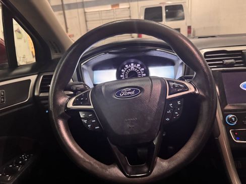 Used 2019 Ford Fusion SE FWD image 12
