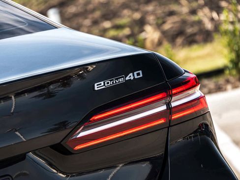 Used 2025 BMW i5 eDrive40i w/ Premium Package image 6