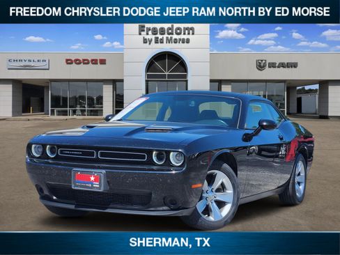 Used 2022 Dodge Challenger SXT RWD image 1