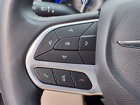 Used 2023 Chrysler Pacifica Touring-L FWD image 15