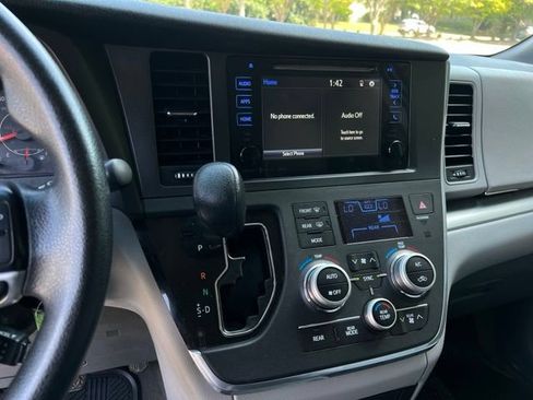 Used 2016 Toyota Sienna LE w/ Outdoor Package FWD image 32