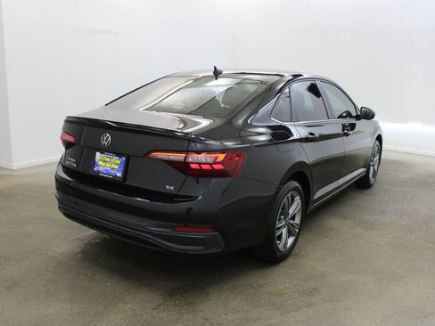 Certified 2023 Volkswagen Jetta SE FWD image 5