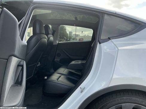 Used 2022 Tesla Model Y Performance AWD/4WD image 9