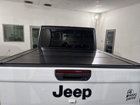 Used 2022 Jeep Gladiator Willys image 10