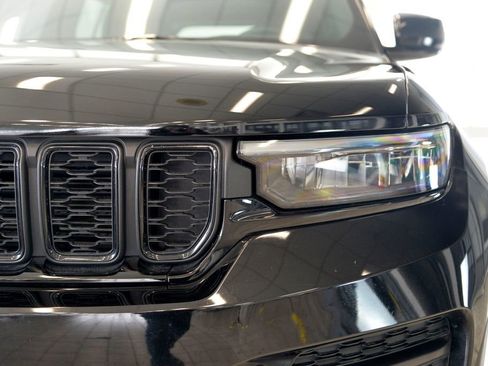 Used 2023 Jeep Grand Cherokee Altitude AWD/4WD image 11