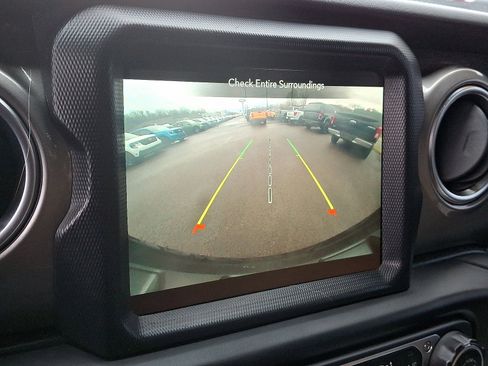 Used 2021 Jeep Wrangler Unlimited Sahara image 24