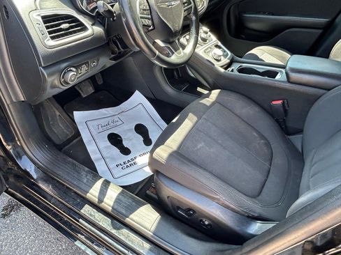 Used 2015 Chrysler 200 Limited FWD image 10