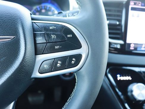 Used 2025 Chrysler Pacifica Select FWD image 22