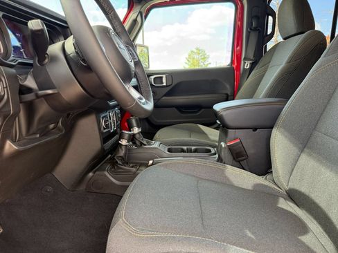 Used 2025 Jeep Wrangler Unlimited Sahara AWD/4WD image 27