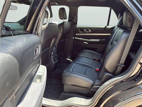 Used 2018 Ford Explorer XLT w/ Equipment Group 202A FWD image 16